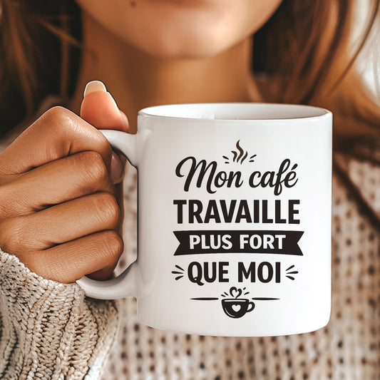Mon café travaille plus fort que moi | Tasse à café humoristique sarcastique